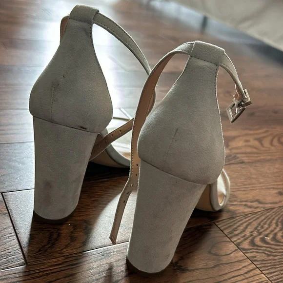 Heels - Picture 7 of 7